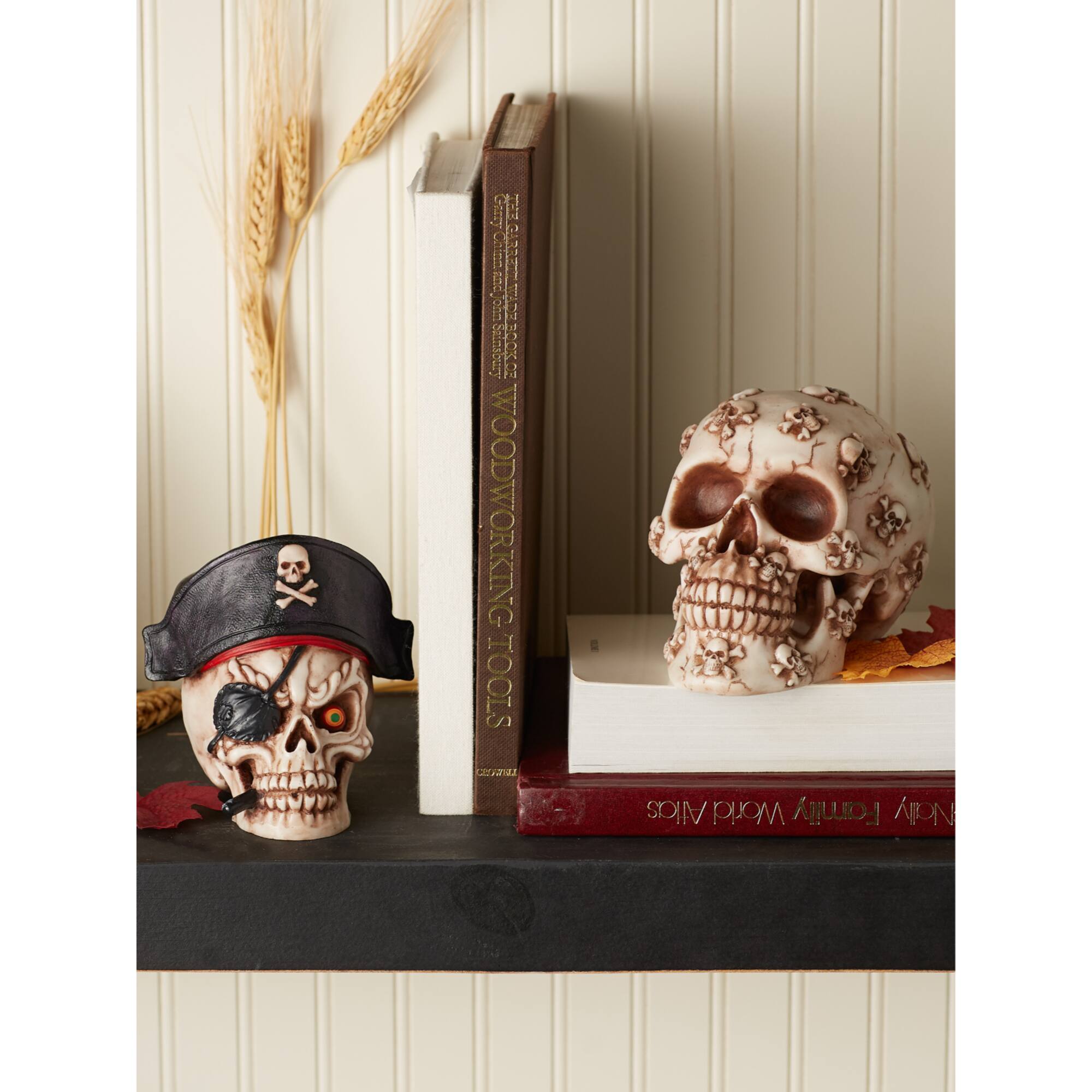 Dragon Crest Grinning Dia De Los Muertos Skull Décor